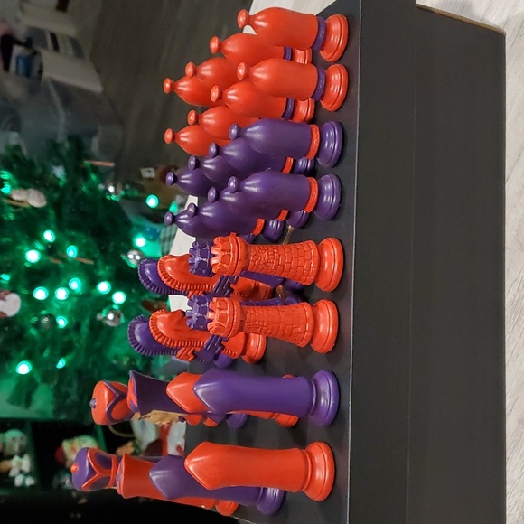 Vintage hand Painted Ceramic Chess Set By Duncan. - Picture 9 of 13